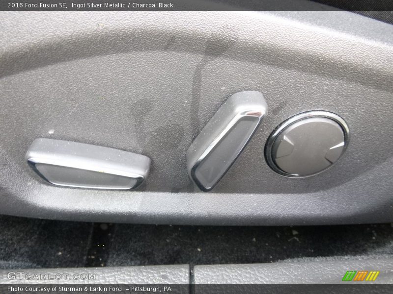 Ingot Silver Metallic / Charcoal Black 2016 Ford Fusion SE