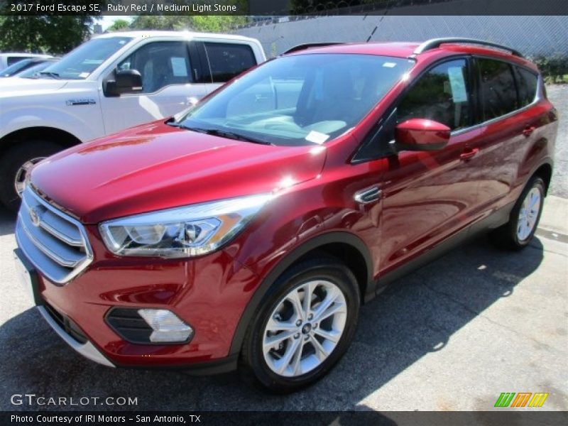 Front 3/4 View of 2017 Escape SE