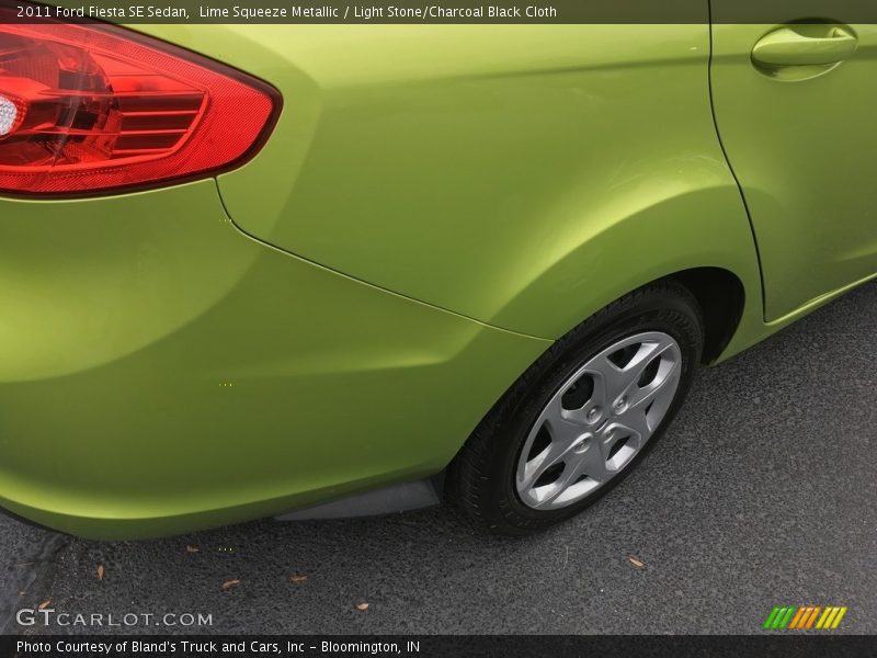 Lime Squeeze Metallic / Light Stone/Charcoal Black Cloth 2011 Ford Fiesta SE Sedan