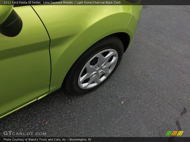 Lime Squeeze Metallic / Light Stone/Charcoal Black Cloth 2011 Ford Fiesta SE Sedan