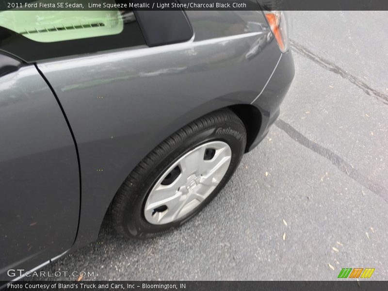 Lime Squeeze Metallic / Light Stone/Charcoal Black Cloth 2011 Ford Fiesta SE Sedan