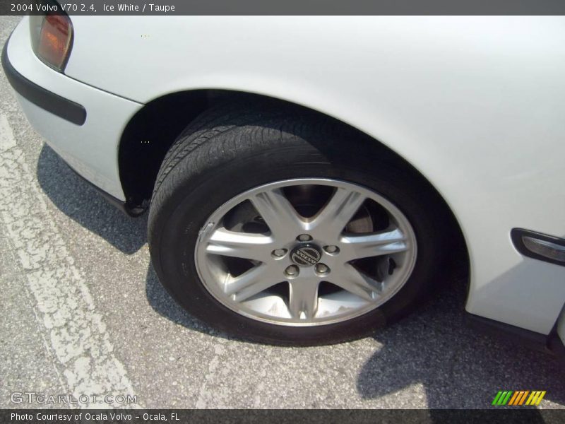 Ice White / Taupe 2004 Volvo V70 2.4