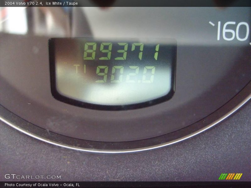 Ice White / Taupe 2004 Volvo V70 2.4