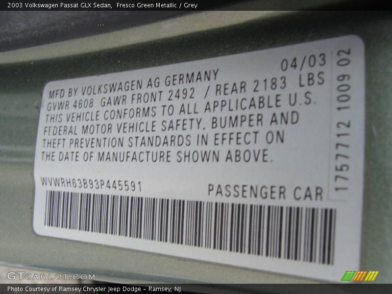 Fresco Green Metallic / Grey 2003 Volkswagen Passat GLX Sedan