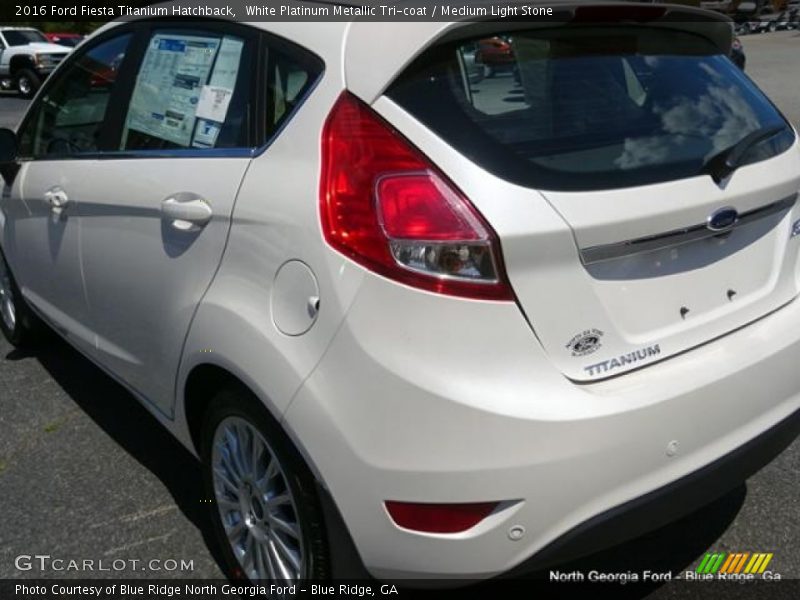 White Platinum Metallic Tri-coat / Medium Light Stone 2016 Ford Fiesta Titanium Hatchback