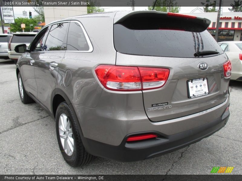 Titanium Silver / Satin Black 2016 Kia Sorento L