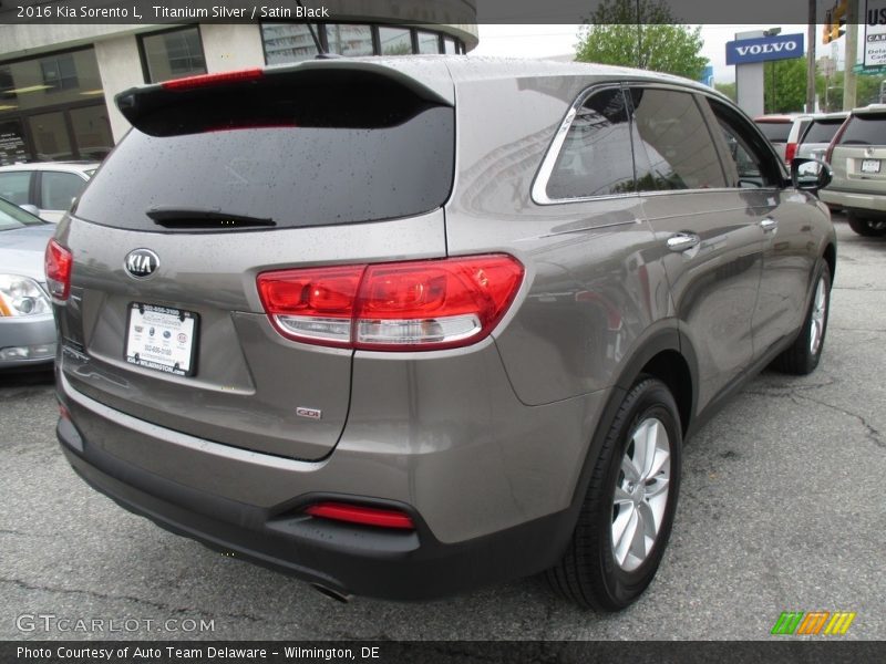 Titanium Silver / Satin Black 2016 Kia Sorento L