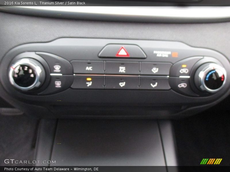 Titanium Silver / Satin Black 2016 Kia Sorento L