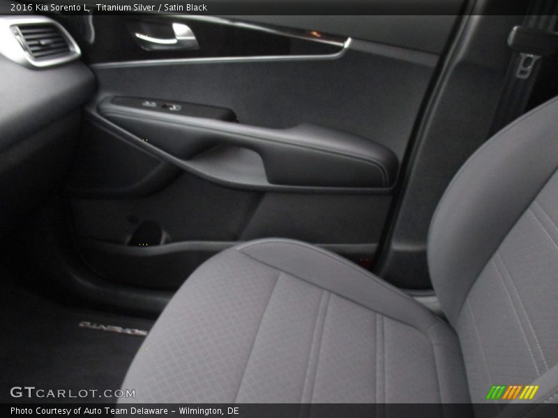 Titanium Silver / Satin Black 2016 Kia Sorento L