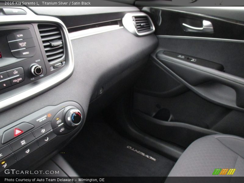 Titanium Silver / Satin Black 2016 Kia Sorento L