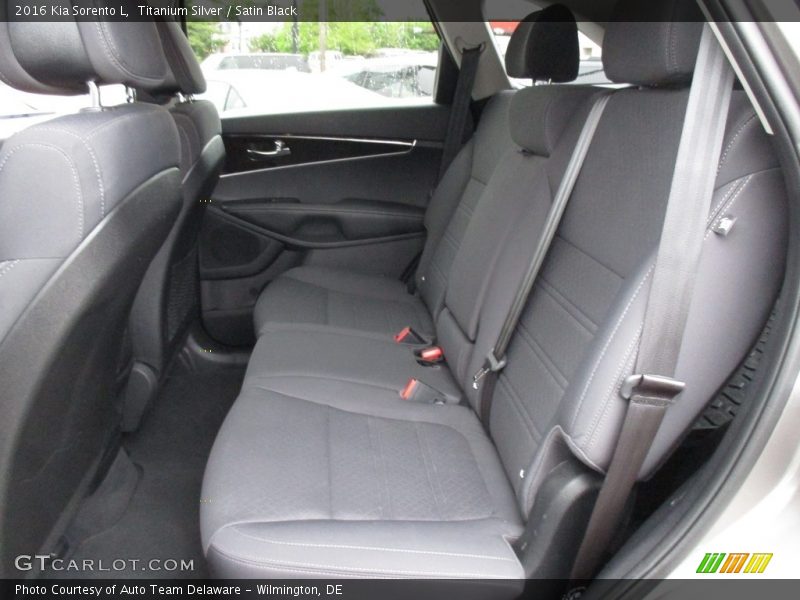 Titanium Silver / Satin Black 2016 Kia Sorento L