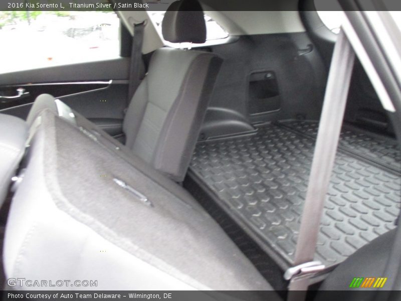 Titanium Silver / Satin Black 2016 Kia Sorento L