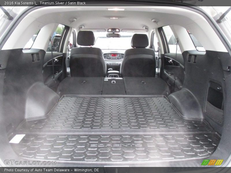 Titanium Silver / Satin Black 2016 Kia Sorento L