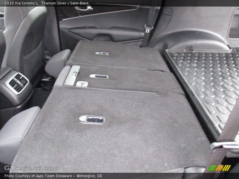 Titanium Silver / Satin Black 2016 Kia Sorento L
