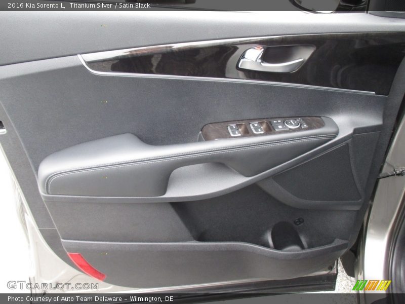 Titanium Silver / Satin Black 2016 Kia Sorento L