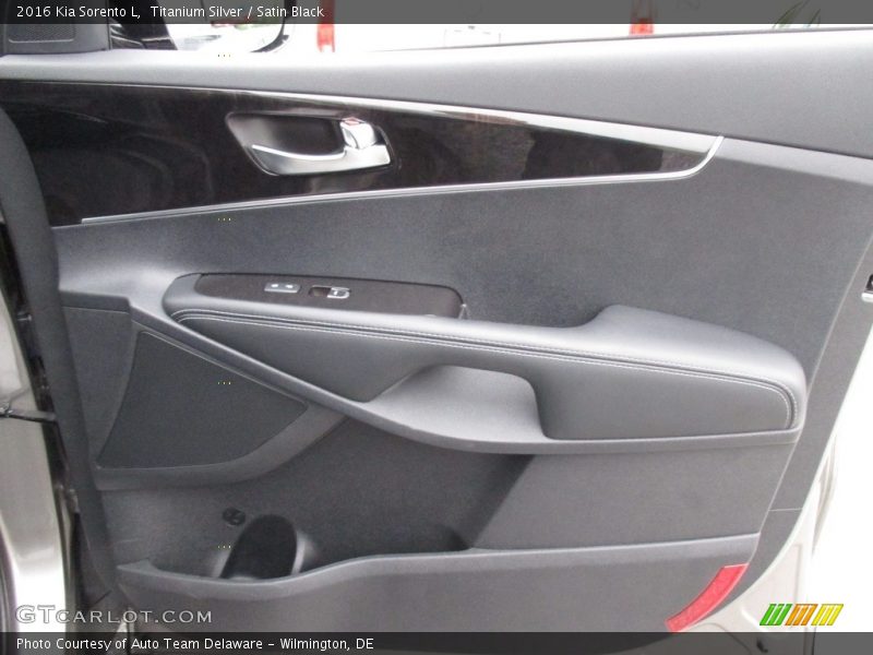 Titanium Silver / Satin Black 2016 Kia Sorento L