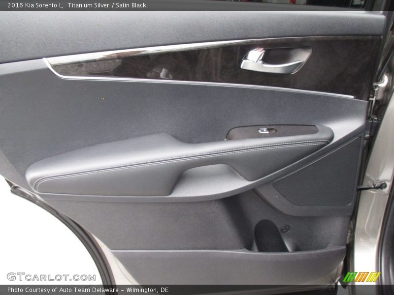 Titanium Silver / Satin Black 2016 Kia Sorento L