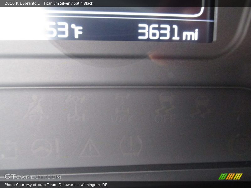 Titanium Silver / Satin Black 2016 Kia Sorento L