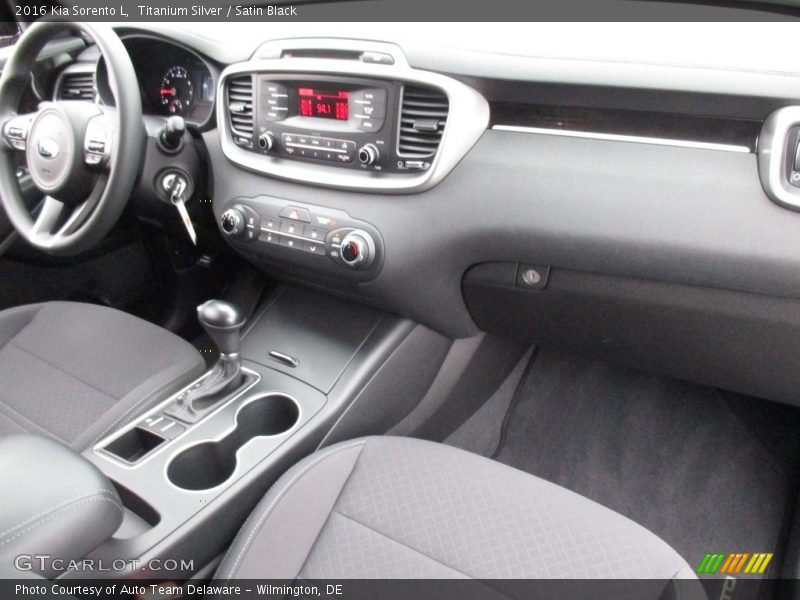 Titanium Silver / Satin Black 2016 Kia Sorento L