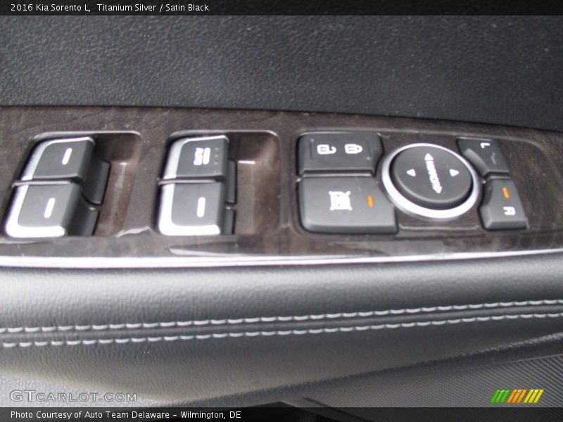 Titanium Silver / Satin Black 2016 Kia Sorento L