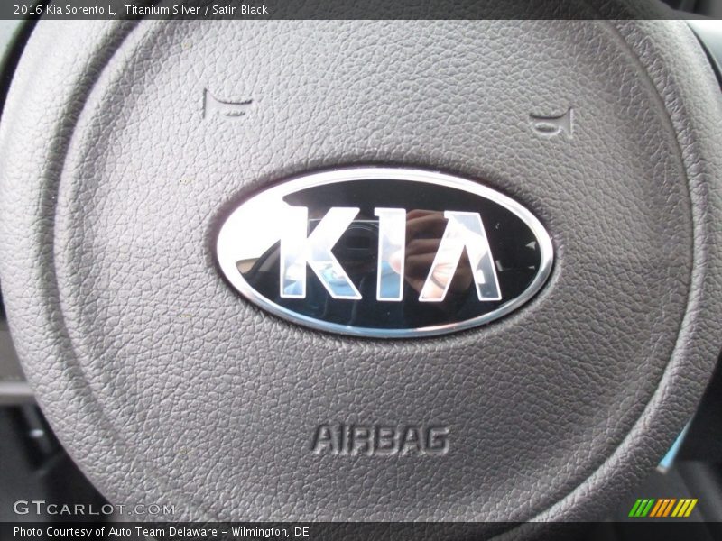 Titanium Silver / Satin Black 2016 Kia Sorento L
