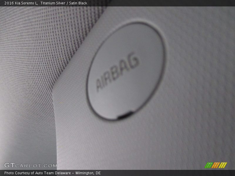 Titanium Silver / Satin Black 2016 Kia Sorento L