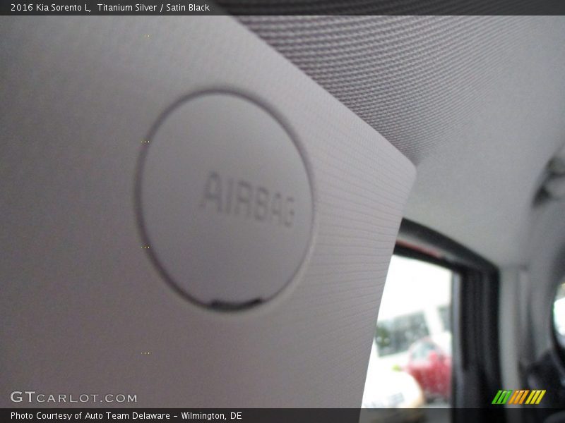Titanium Silver / Satin Black 2016 Kia Sorento L