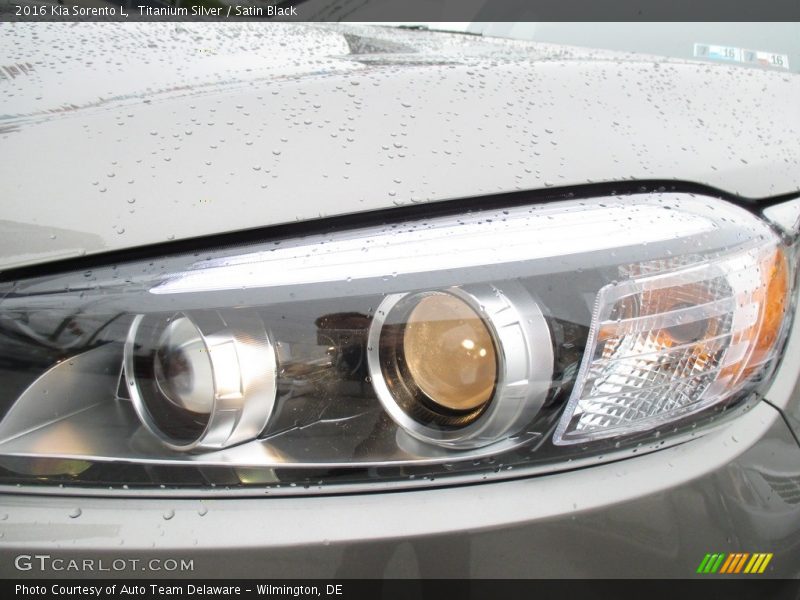Titanium Silver / Satin Black 2016 Kia Sorento L
