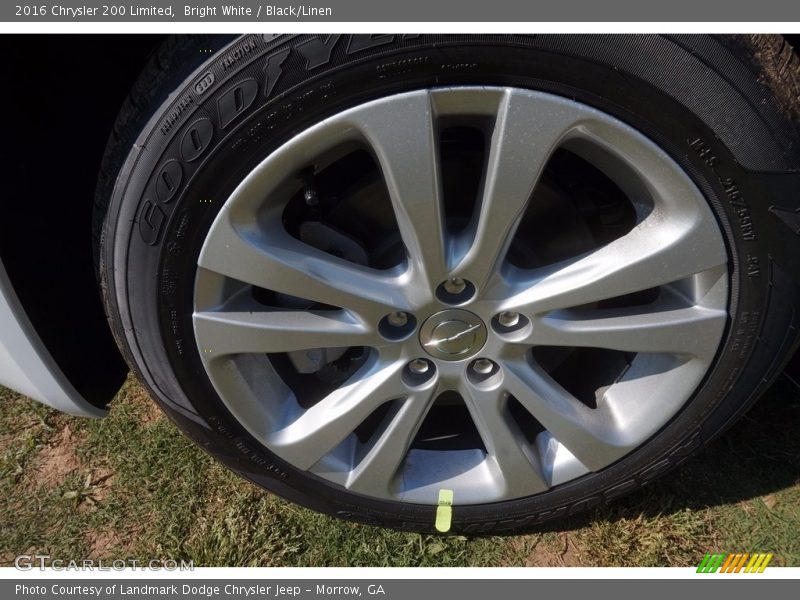 Bright White / Black/Linen 2016 Chrysler 200 Limited