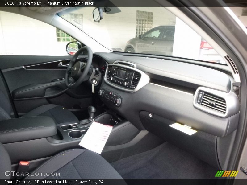 Titanium Silver / Satin Black 2016 Kia Sorento LX