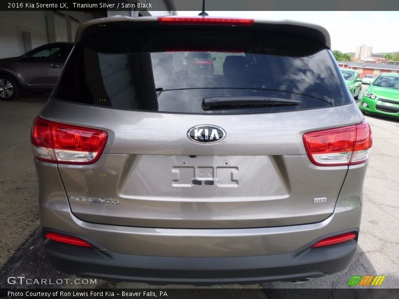 Titanium Silver / Satin Black 2016 Kia Sorento LX