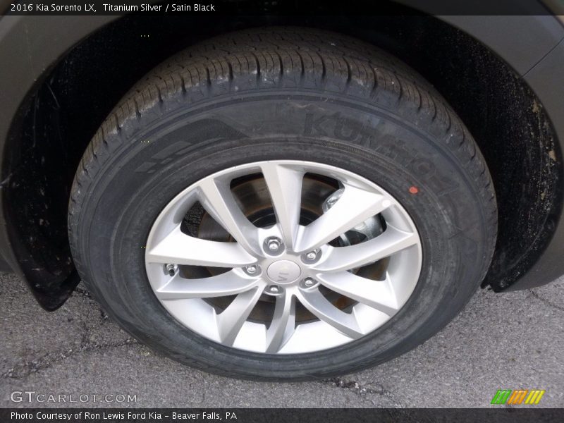 Titanium Silver / Satin Black 2016 Kia Sorento LX