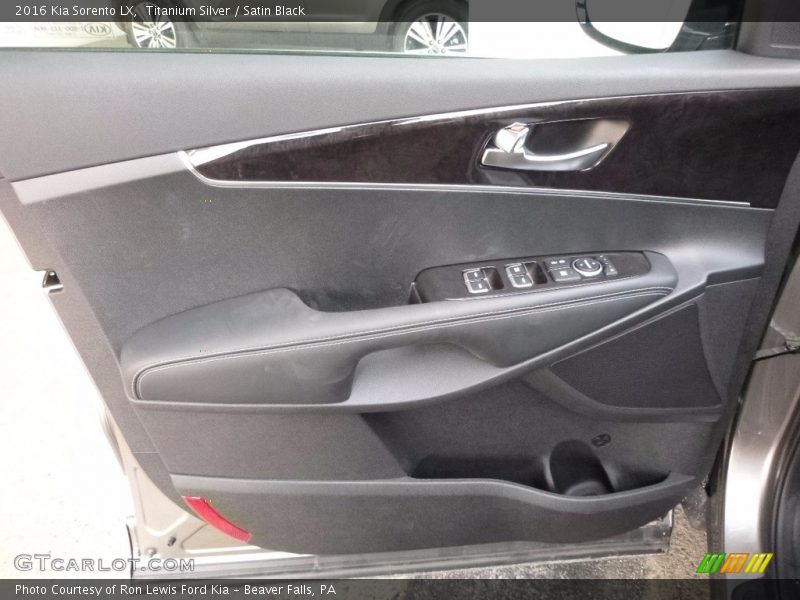Titanium Silver / Satin Black 2016 Kia Sorento LX