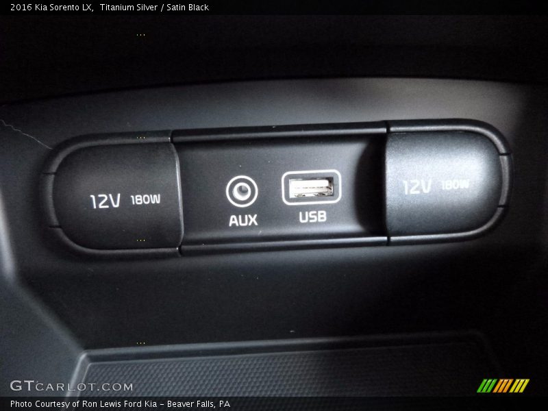 Titanium Silver / Satin Black 2016 Kia Sorento LX