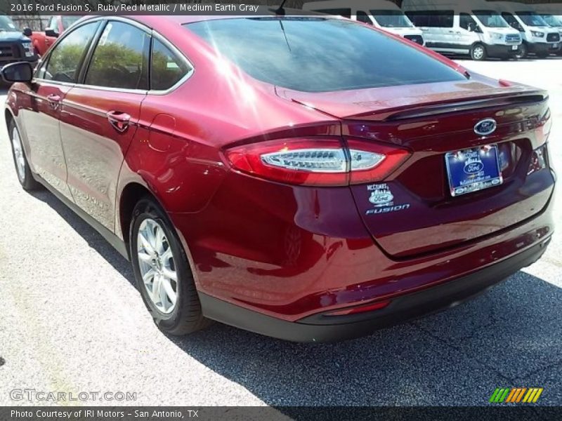 Ruby Red Metallic / Medium Earth Gray 2016 Ford Fusion S