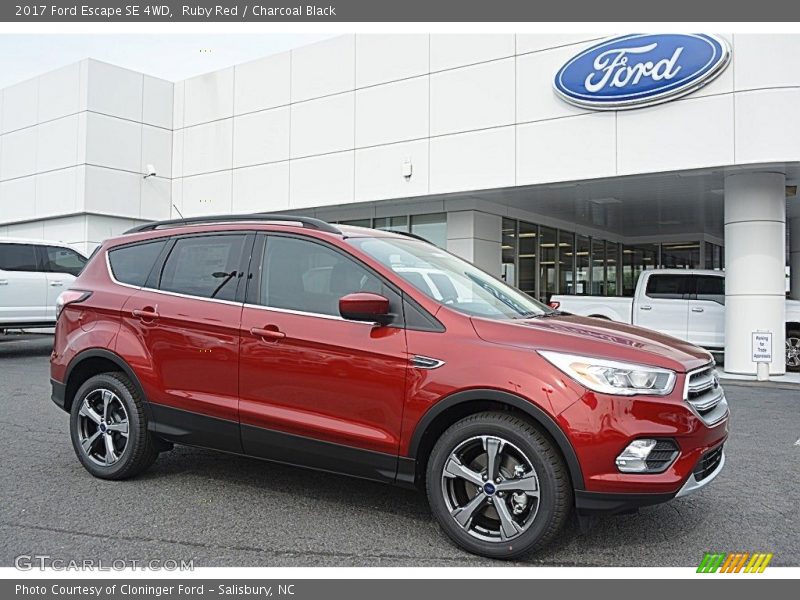 Front 3/4 View of 2017 Escape SE 4WD