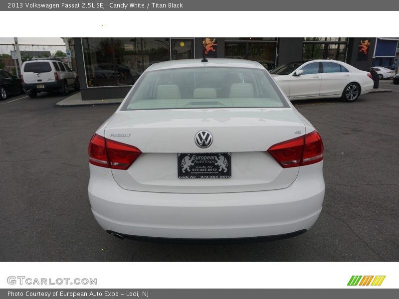 Candy White / Titan Black 2013 Volkswagen Passat 2.5L SE