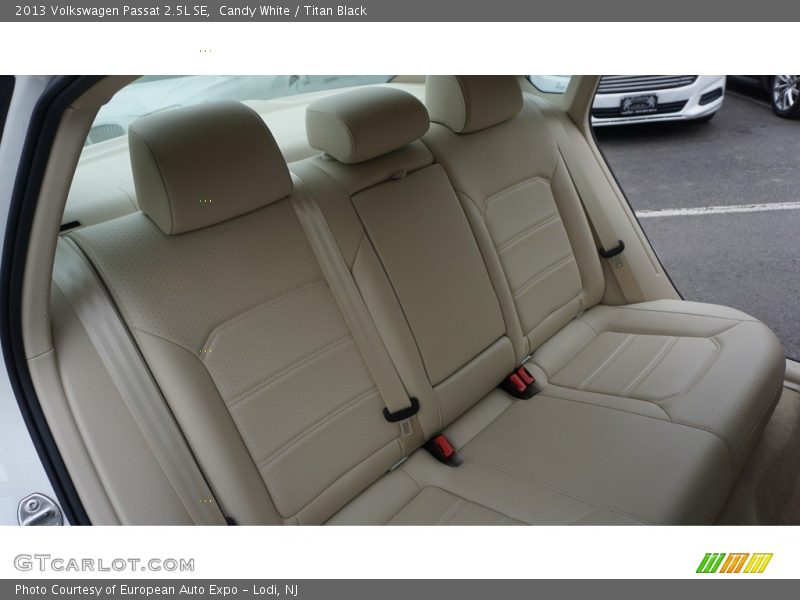 Candy White / Titan Black 2013 Volkswagen Passat 2.5L SE
