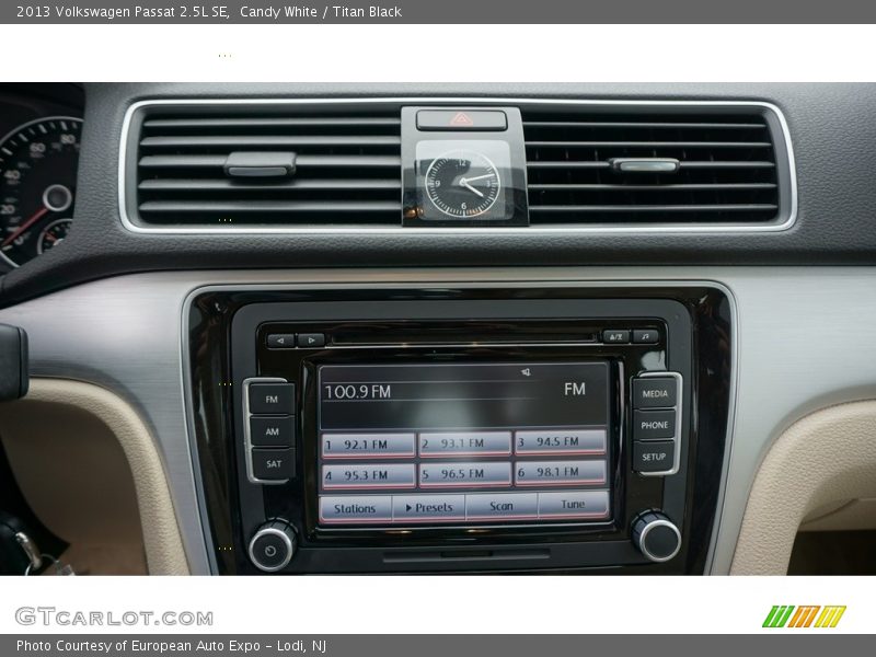 Candy White / Titan Black 2013 Volkswagen Passat 2.5L SE
