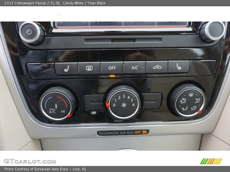Candy White / Titan Black 2013 Volkswagen Passat 2.5L SE