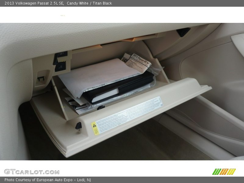 Candy White / Titan Black 2013 Volkswagen Passat 2.5L SE