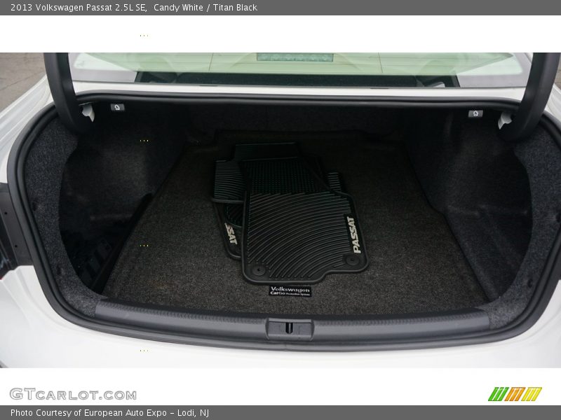 Candy White / Titan Black 2013 Volkswagen Passat 2.5L SE