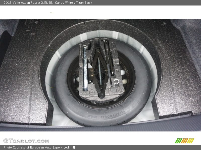 Candy White / Titan Black 2013 Volkswagen Passat 2.5L SE