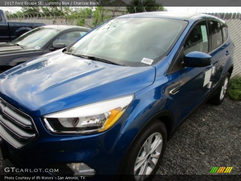 Lightning Blue / Charcoal Black 2017 Ford Escape SE