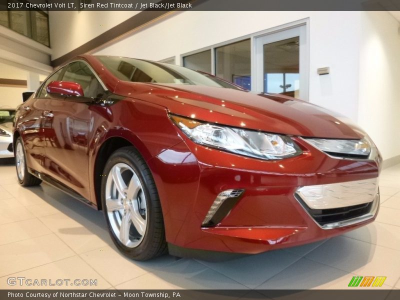 Front 3/4 View of 2017 Volt LT