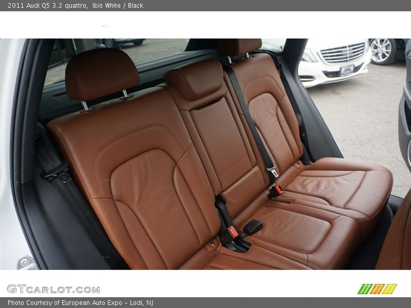 Ibis White / Black 2011 Audi Q5 3.2 quattro