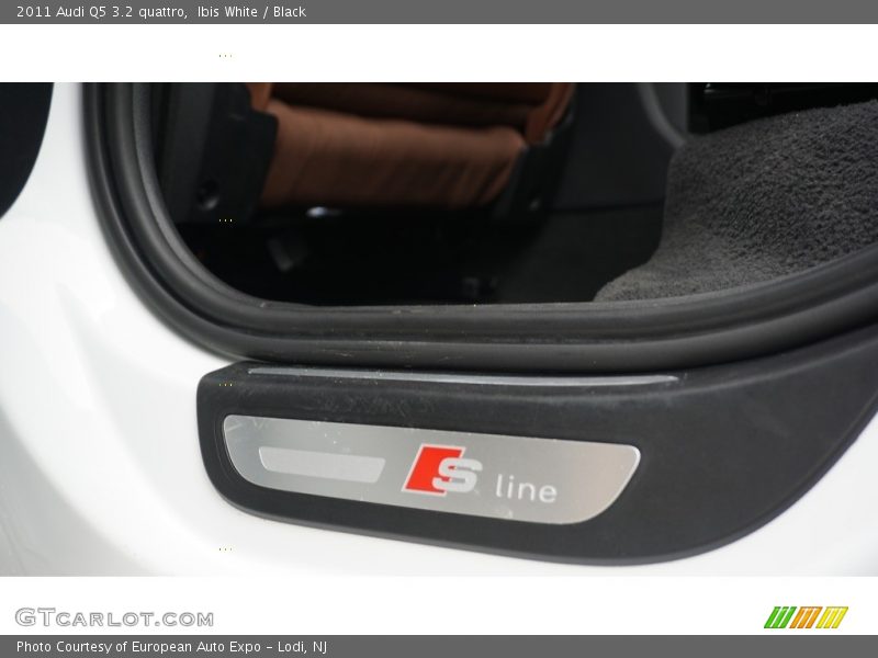 Ibis White / Black 2011 Audi Q5 3.2 quattro