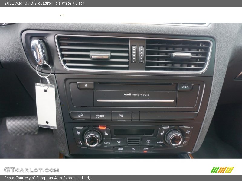 Ibis White / Black 2011 Audi Q5 3.2 quattro