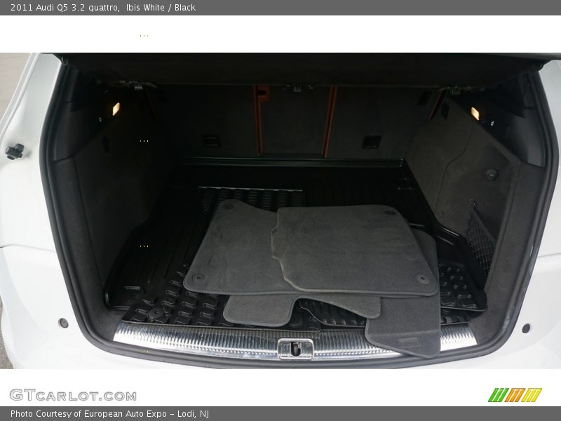 Ibis White / Black 2011 Audi Q5 3.2 quattro