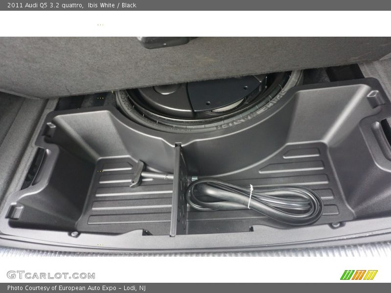 Ibis White / Black 2011 Audi Q5 3.2 quattro